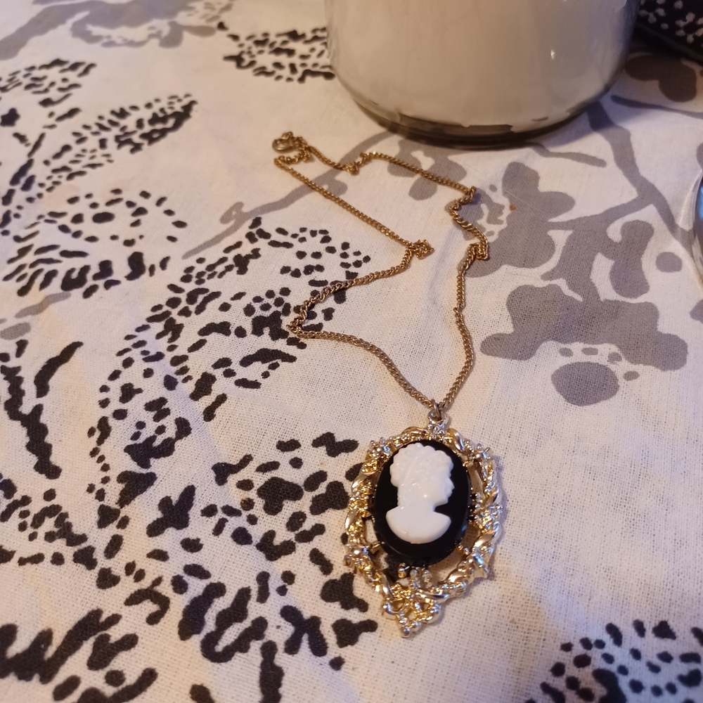 Cameo Pentant/Necklace